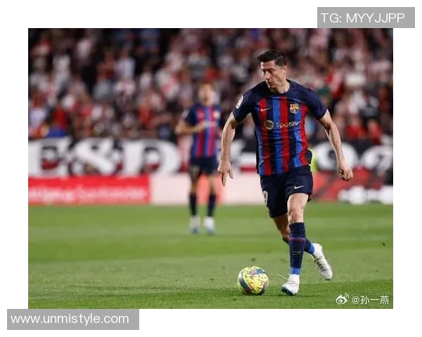 莱万欧冠赛场火力全开10场12球领跑射手榜金靴在望