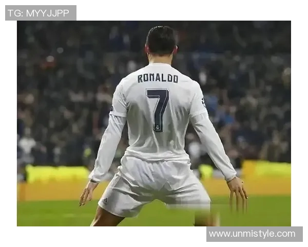 球迷疯狂冲入赛场抢夺C罗球衣引发热议成欧冠奇葩瞬间